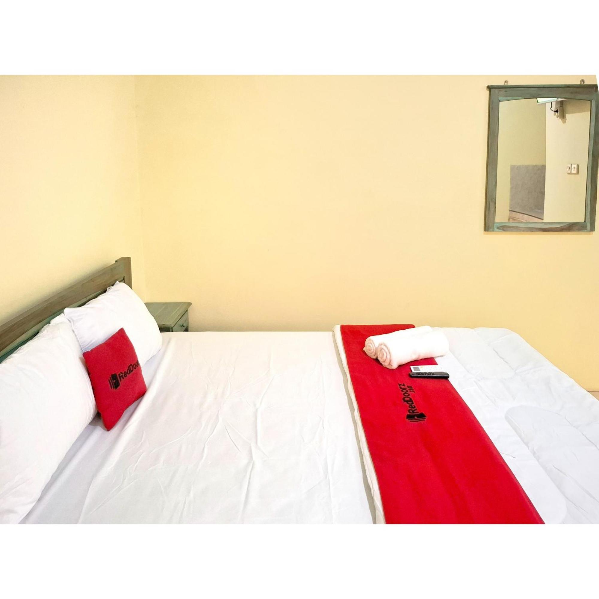 Reddoorz Near Alun Alun Jepara Kesembu Exterior photo